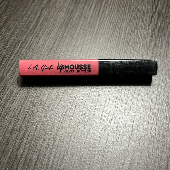 2/$12 💥 NEW (BFF) L.A. Girls Lip Mousse Velvet Lip Color (1280) - Picture 1 of 2
